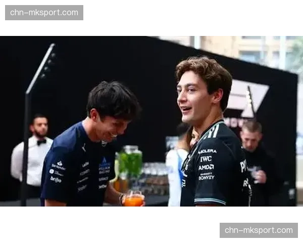 阿尔本退赛后徒步走回维修区，与威廉姆斯车队工程师拥抱