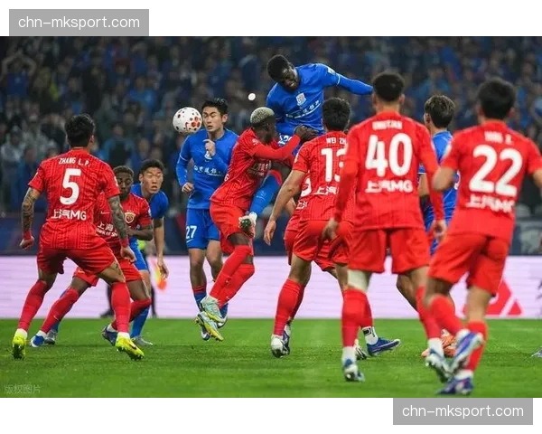 雨中作战的特殊挑战：上海德比赛场积水影响传球精度