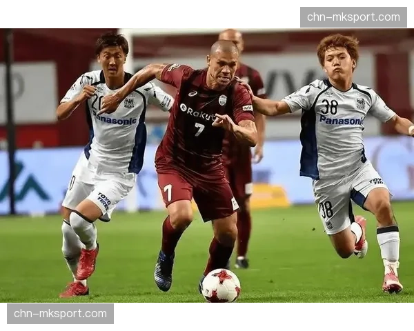 洛里昂半场1-0领先斯特拉斯堡，主场优势明显